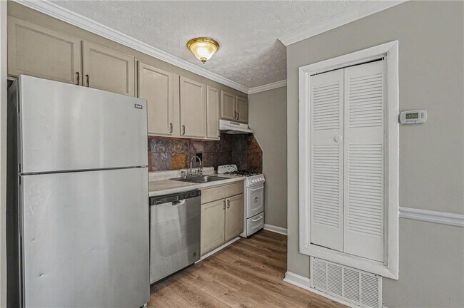 Building Photo - 2805 NE Expy NE