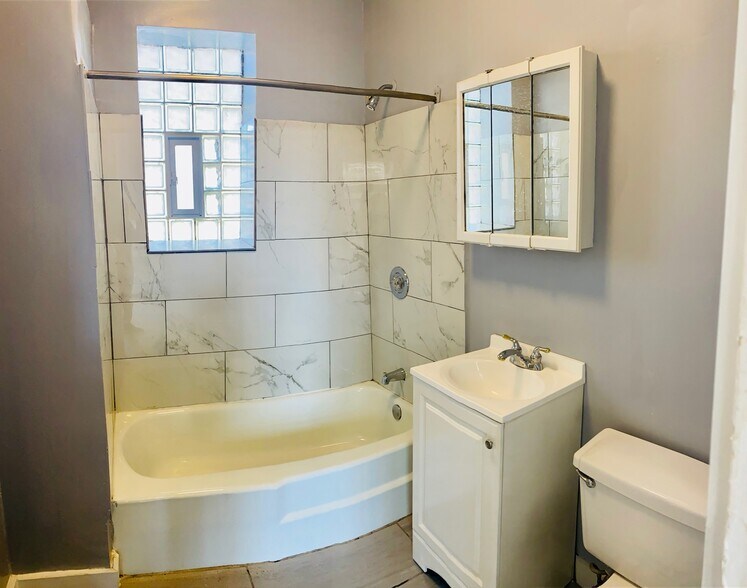 Building Photo - 2102 W 37th St