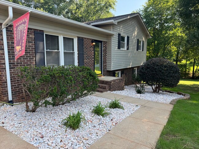 Building Photo - 5672 Claridge Dr