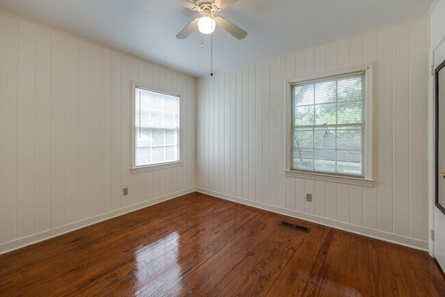 Building Photo - 3 Bedroom, 2 Bath Home Available 10/1/2025...