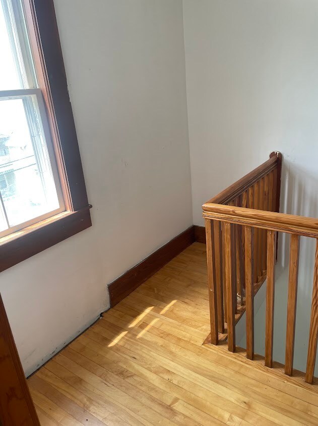 Building Photo - 348 Rollstone St