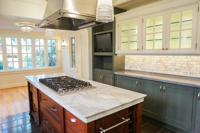 Building Photo - Dream Home in the Southwest Hills! Your Pa...