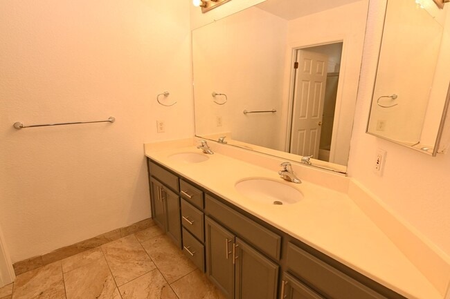 Building Photo - Stunning 5-Bedroom 3 bath 2 story Home in Prime North San Jose Location.