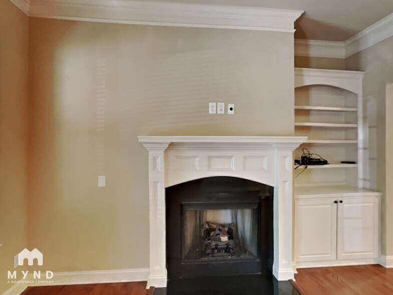 Building Photo - 807 Herrin Ave