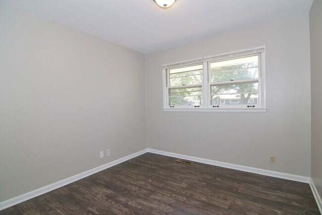 Building Photo - GREAT LAWRENCE TOWNSHIP HOME!