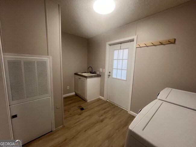 Building Photo - 71 Pine Ln