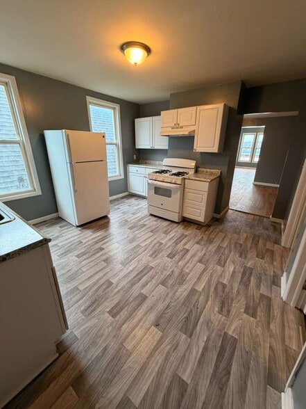 Building Photo - 884 3rd Ave