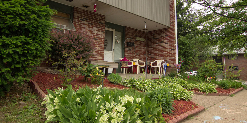 Primary Photo - Colonial Oaks Apartments