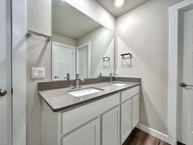 Building Photo - Move-In Ready Home with Open Layout & Outdoor Entertaining Space