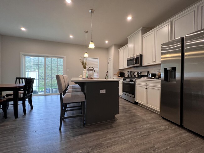 Building Photo - 217 Stonehurst Dr