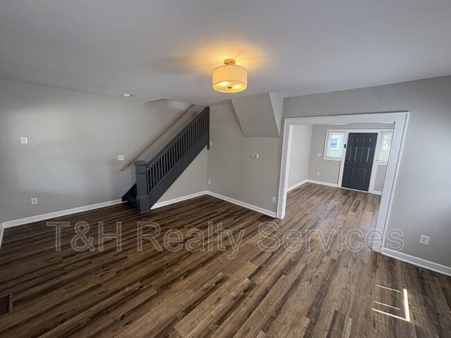 Building Photo - 637 N Gray St