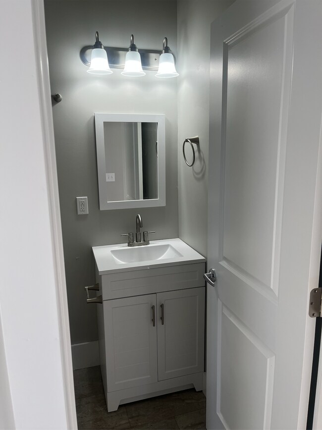 Building Photo - Beautifully Renovated 1 Bed 1 Bath