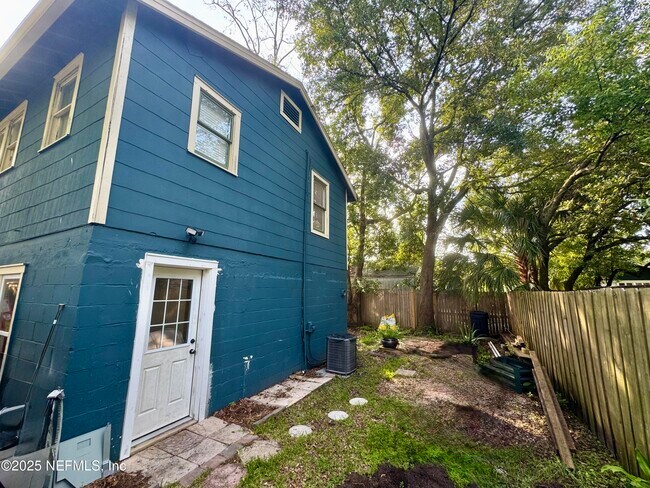 Primary Photo - 1208 James St