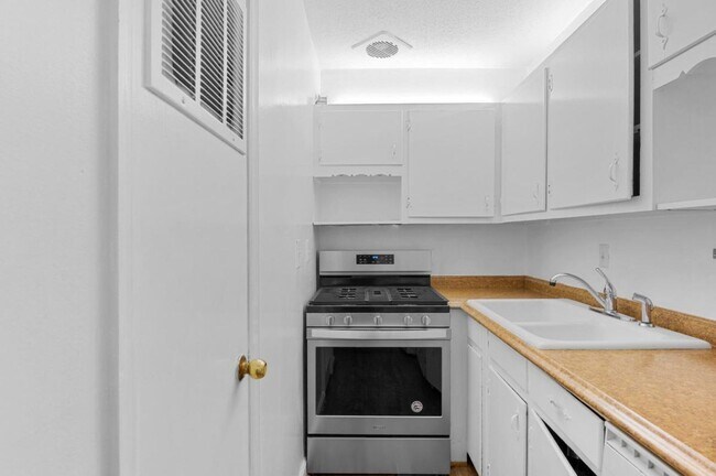 Building Photo - 11 Peachtree Hills Ave NE