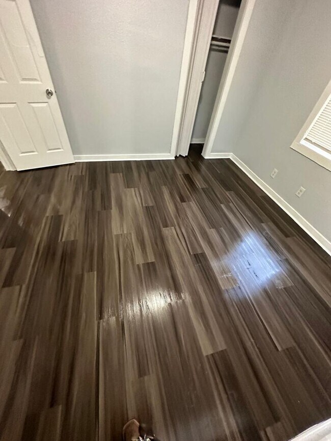 Building Photo - Fully Renovated 2/1 Single Family Available Now!