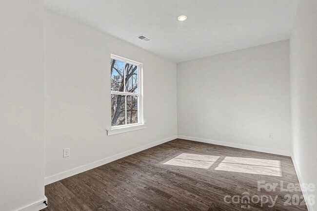 Building Photo - 106 10th Ave SE