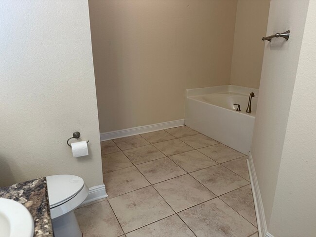 Building Photo - Spacious 4 Bedroom Home with Fenced Yard a...