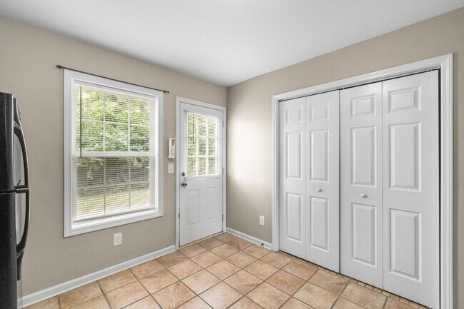 Building Photo - 2 Bedroom 1 1/2 Bathroom Townhome!