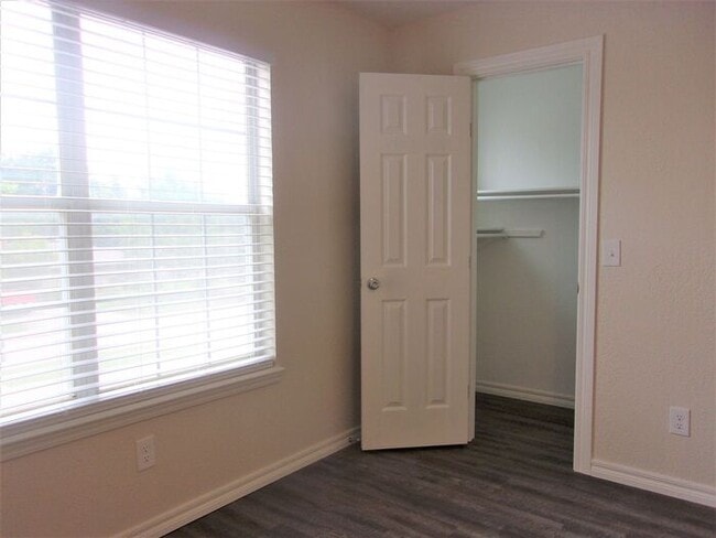 Building Photo - 2 BED 1.5 BATH TWO STORY TOWNHOUSE- WARR A...