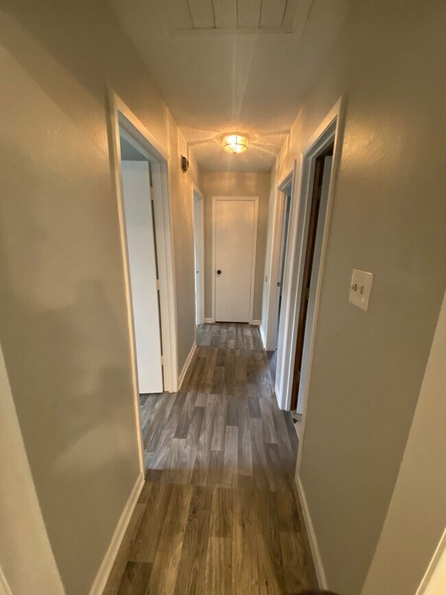 Building Photo - Blend of comfort and convenience