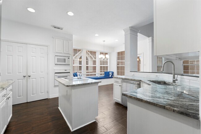 Building Photo - 9023 Eaglecove Dr