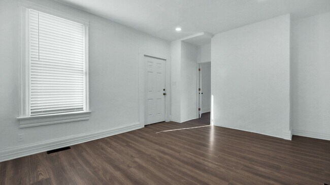 Building Photo - 130 Chicago Ave