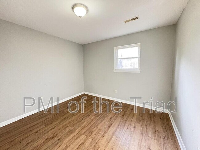 Building Photo - 1600 Oak Croft St