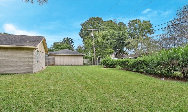 Building Photo - 9205 Vicksburg Ave