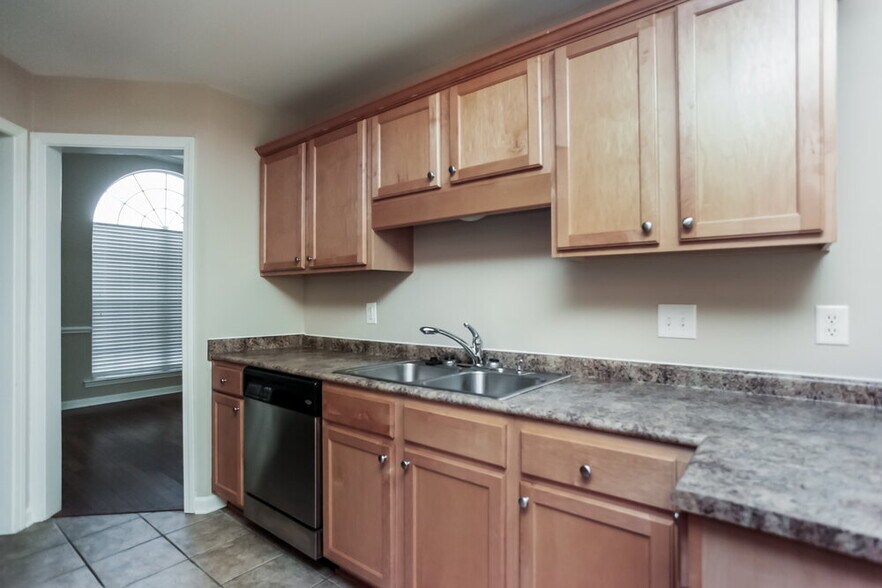 Building Photo - 5837 Stonewall Dr