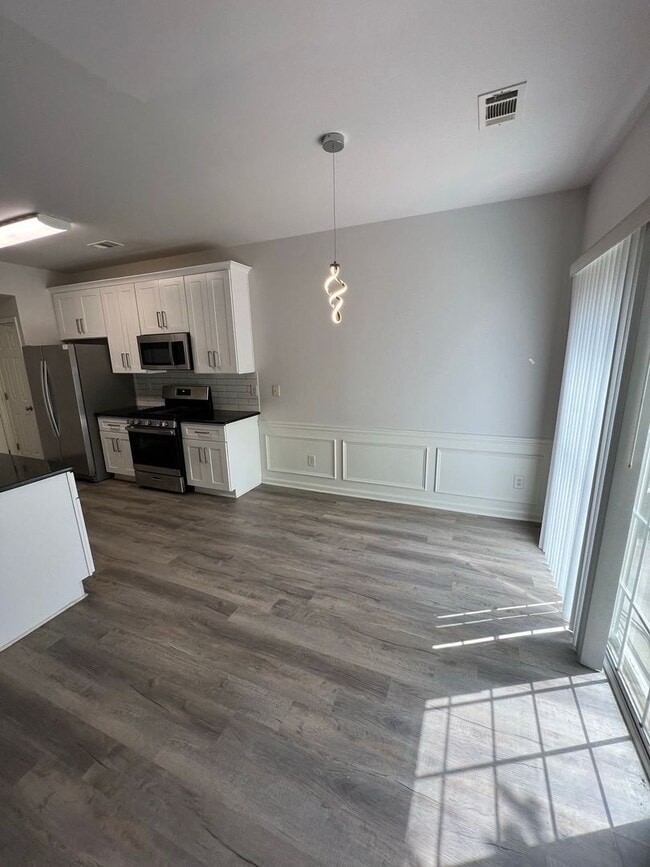 Building Photo - NOW READY! 3 bed 2.5 bath townhome in Duluth!