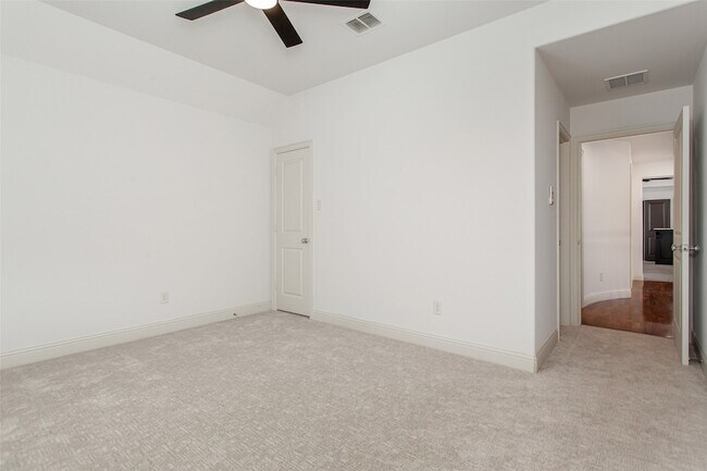 Building Photo - 846 Deerfield Rd