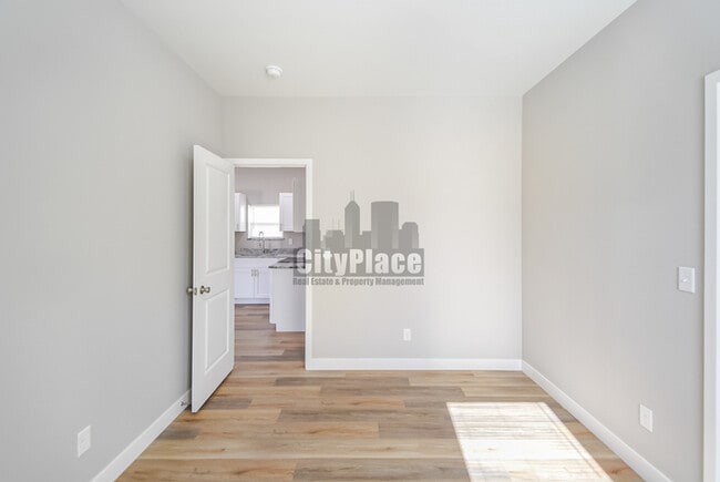 Building Photo - 2801 E Riverside Dr