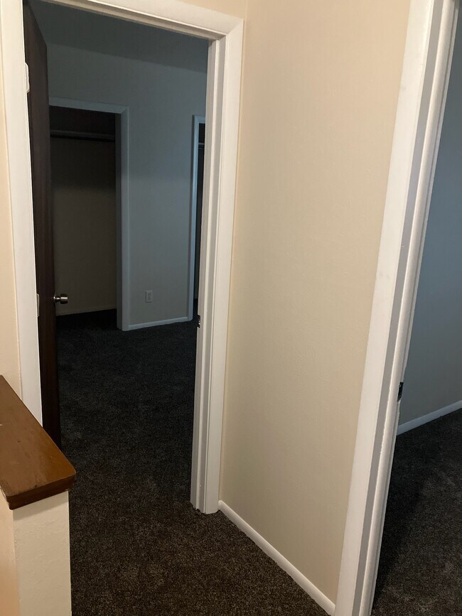 upstairs landing, looing into bedrooms #2 and #3 - 5390 King Ct