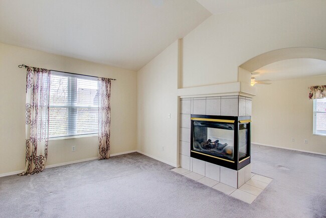 Building Photo - Impeccable 5 Bedroom Home with Mountain Views