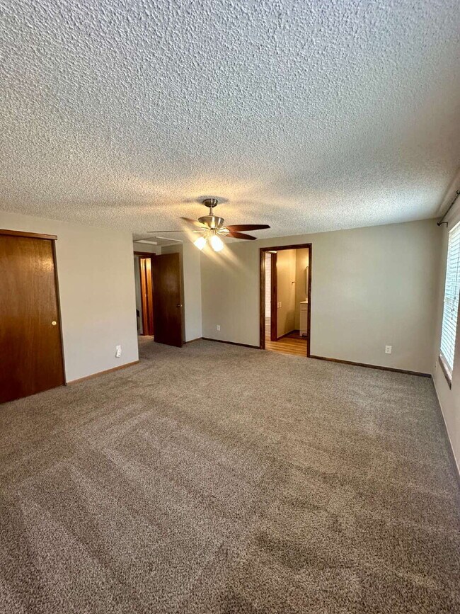 Building Photo - Don't Miss out on this 2 Bed +Loft Townhome in Northpark Available August 14th, 2026!