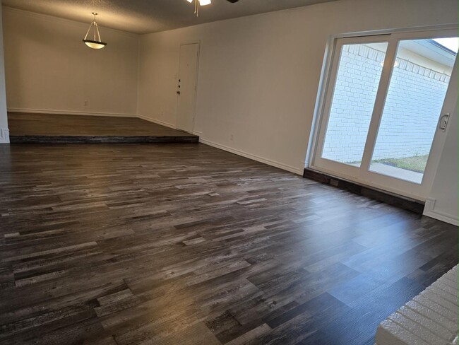 Building Photo - 7206-7206 Vista Cliff Dr