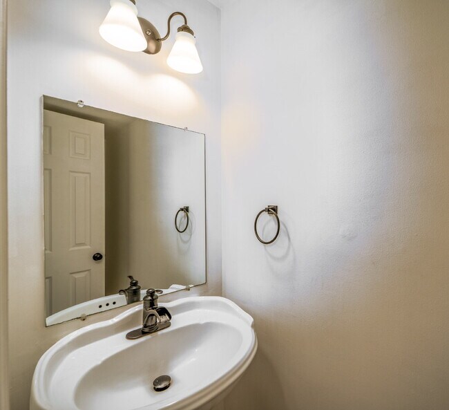 Building Photo - Sophisticated Townhome Steps from East Fal...