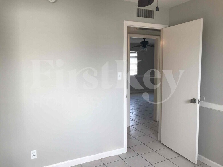 Building Photo - 9409 N 36th Dr