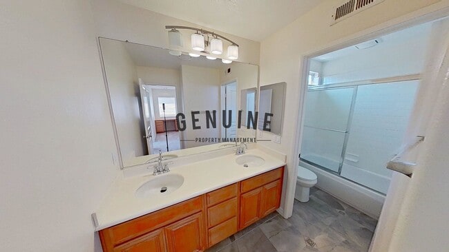 Building Photo - Spacious 3Bd 2.5Ba Home w/Den