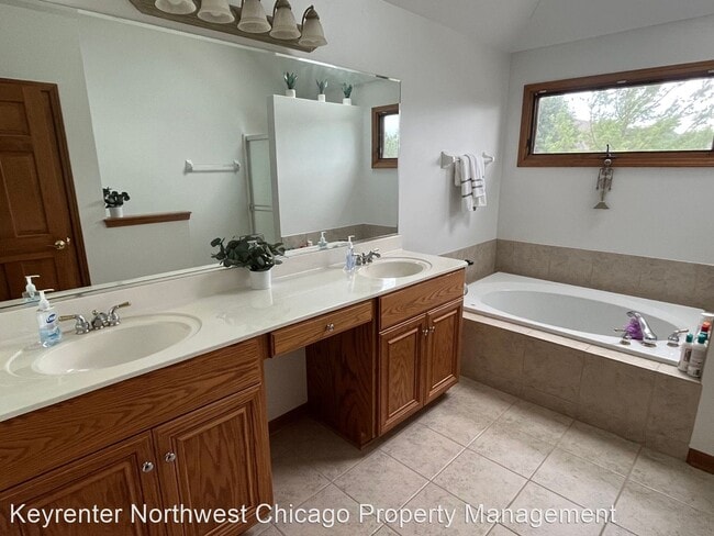 Building Photo - 5 br, 3.5 bath House - 7 W Sandstone Ct