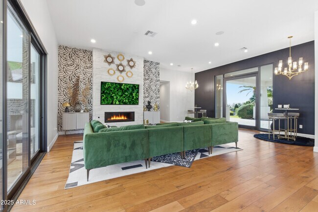 Building Photo - 4601 N Royal View Dr