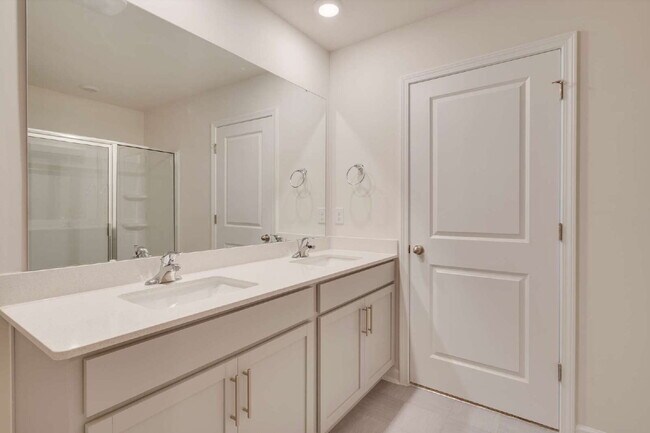 Building Photo - "Spacious 5-Bedroom Haven in Fuquay-Varina!"