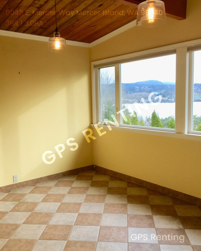 Building Photo - Elegant South Mercer Island Home with Lake...