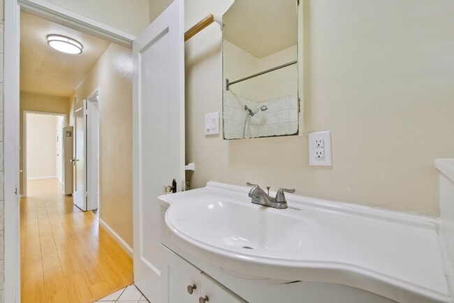 Building Photo - Bright, Clean and Cozy 2BR, 1BA Single Fam...