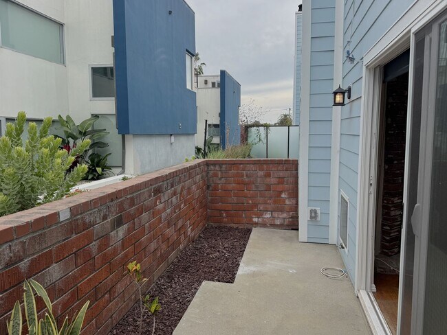 Building Photo - 2 + 2.5 Santa Monica Condo townhouse