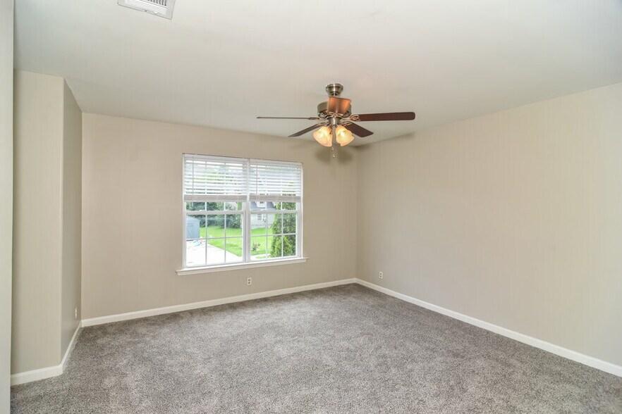 Building Photo - 145 Lyndhurst Dr