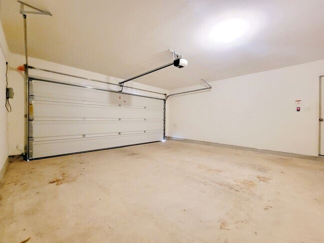 Building Photo - Modern & Spacious 3BR/2BA Home with Covere...