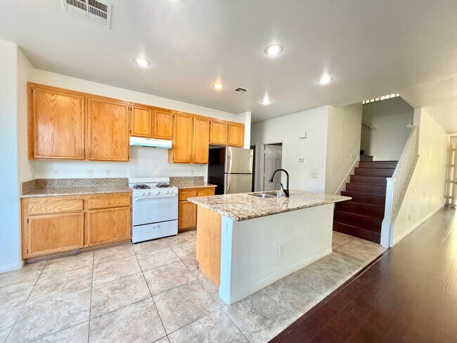 Building Photo - 2952 Jacaranda Dr