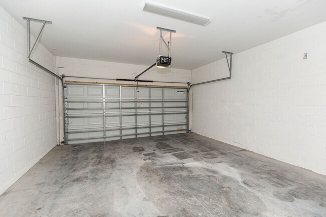 Building Photo - AVAILABLE ON 06/01 - 3 bedroom and 2.5 bat...