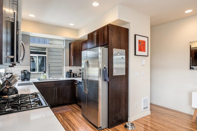 Building Photo - 1220 E Columbia St